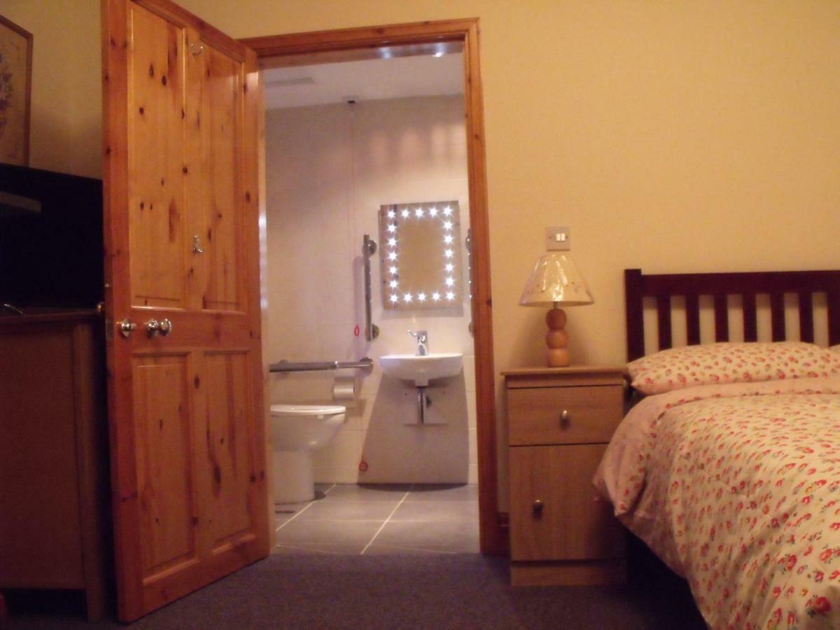 Cosy Ground Floor Disabled Friendly Room In Farm House Llandderfel Zewnętrze zdjęcie