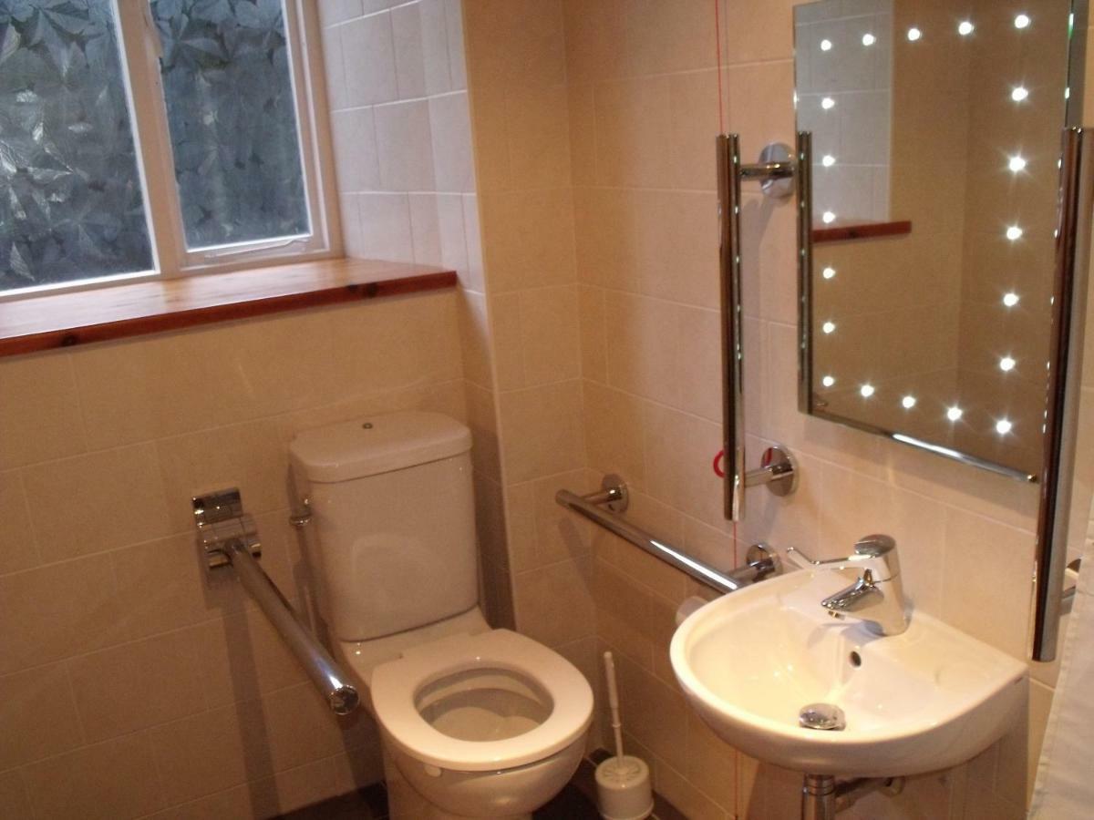 Cosy Ground Floor Disabled Friendly Room In Farm House Llandderfel Zewnętrze zdjęcie